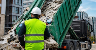 Вывоз строительного мусора в Югорске: услуги лицензированной компании — ПроМусор